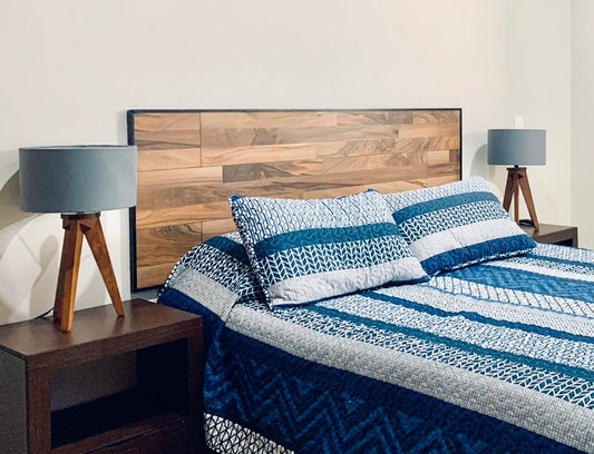 cuarto-con-cama-con-cabecera-flotante-color-nogal-de-marco-negro-con-dos-burós