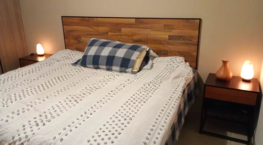 cuarto-con-cama-matrimonial-con-cabecera-color-nogal-de-marco-negro-con-dos-burós