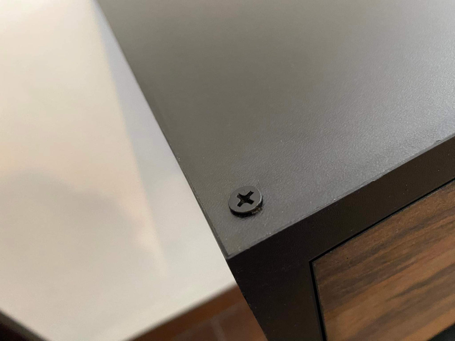 BURO FLOTANTE "ESTILO INDUSTRIAL" NEGRO / NOGAL. Buro moderno, elegante y minimalista. Diseño sofisticado.